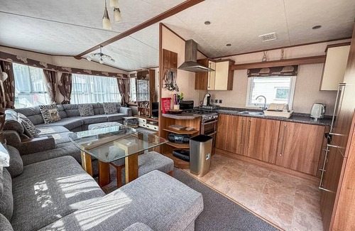 Mappleton House | Lovely caravan for hire with decking at Skipsea Sands in Yorkshire ref 41015WF