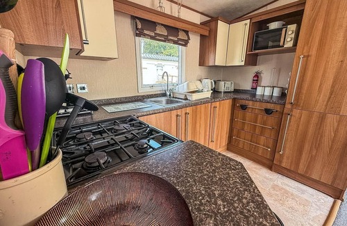 Mappleton House | Lovely caravan for hire with decking at Skipsea Sands in Yorkshire ref 41015WF