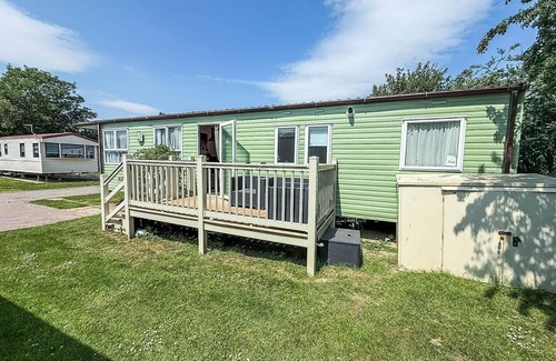 Mappleton House | Lovely caravan for hire with decking at Skipsea Sands in Yorkshire ref 41015WF