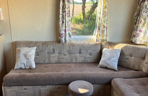 Hopton House | Lovely caravan with free Wi-Fi at Broadland Sands Park, Suffolk ref 20020BS