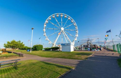 Oulton Broad Ski Chalet | Lovely Chalet On An Excellent Holiday Park In Lowestoft Ref 12020B