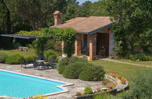 Baderna Cottage | Lovely cottage with large pool in gorgeous, landscaped garden