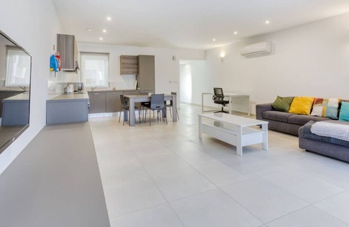 Pieta Apartment | Lovely designer 3BR Apt w/Private Terrace with BBQ