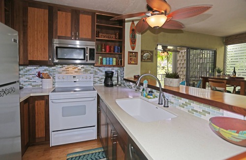 Kailua-Kona Condo | 🌴Lovely garden unit with partial ocean view from the lanai. Well equipped🌴
