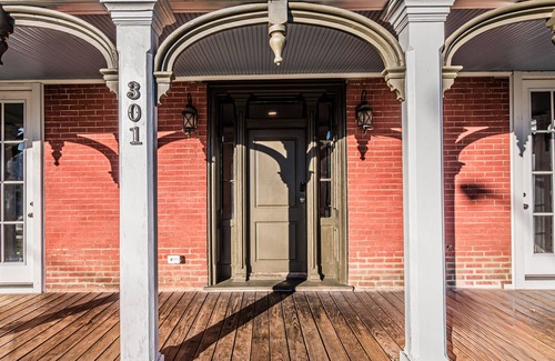 Franklin Apartment | Lovely historic spot, walk to the square!