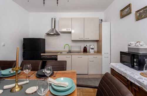 Delnice House | Lovely home in Brod na Kupi with kitchen