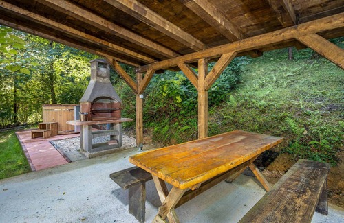 Delnice House | Lovely home in Brod na Kupi with kitchen