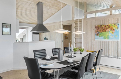 Grønhøj House | Lovely home in Løkken with kitchen