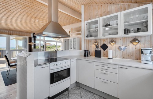 Grønhøj House | Lovely home in Løkken with kitchen