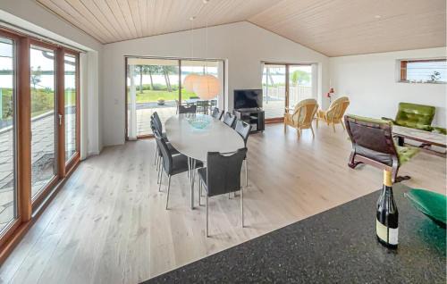 Sunds House | Lovely Home In Sunds With House Sea View