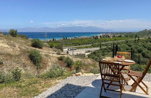 Evrostina House | Lovely home in Xylokastro with WiFi