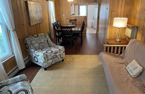 Lakeside Cottage | Lovely in-town Lakeside cottage with WiFi, 3 bedrooms for a relaxing getaway