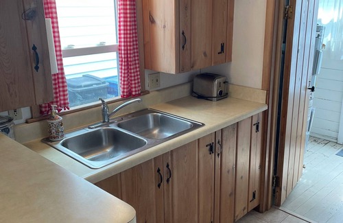 Lakeside Cottage | Lovely in-town Lakeside cottage with WiFi, 3 bedrooms for a relaxing getaway