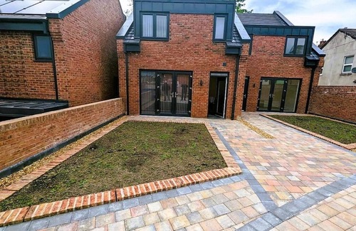 Old Trafford House | Lovely Modernist 4 Bed House