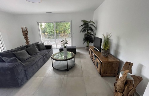 Gujan-Mestras Villa | Lovely new air-conditioned villa with pool 3 bedrooms 3 bathrooms.