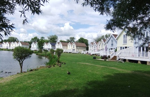 South Cerney Cottage | Lovely New-England Style Lodge with Stunning Lake Views