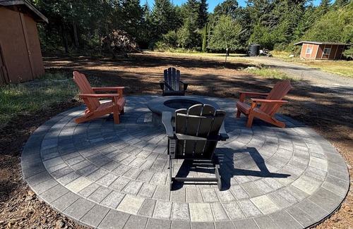 Crawfordsville House | Lovely Renovated and Secluded Log Cabin with pickleball court