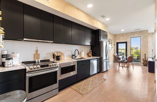 North Capitol Apartment | Lovely River View - Walk to Downtown, has Garage and Balcony