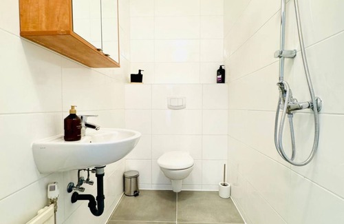 Grinzing Apartment | Lovely Room in Shared Apt 10 Min Walk to FAC Platz