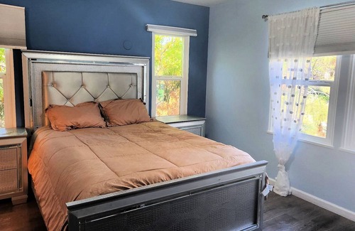 North of Montana House | Lovely Santa Monica Home Sleeps 10