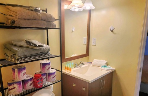 North of Montana House | Lovely Santa Monica Home Sleeps 10