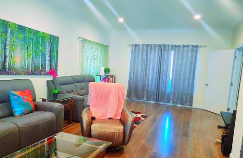North of Montana House | Lovely Santa Monica Home Sleeps 10