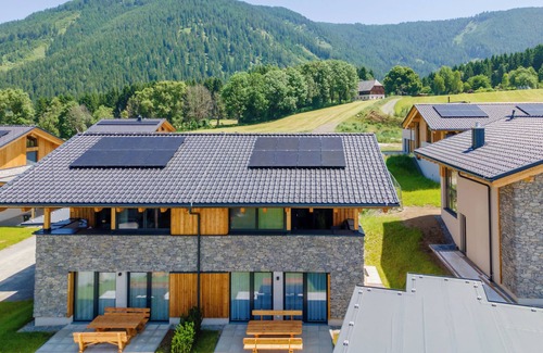 Sankt Lambrecht House | Lovely ski in-ski out lodge with a carport