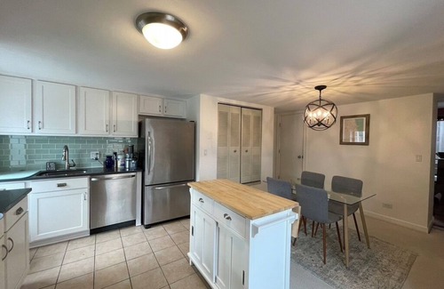 Lake View East Condo | Lovely Spacious Condo w/Private Patio