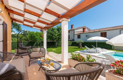 Fiorini Villa | Lovely Villa Dora with a swimming pool