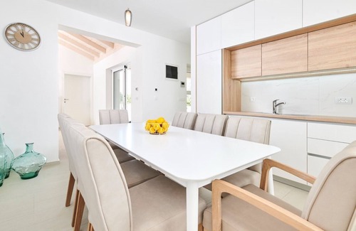 Fiorini Villa | Lovely Villa Leon with a swimming pool