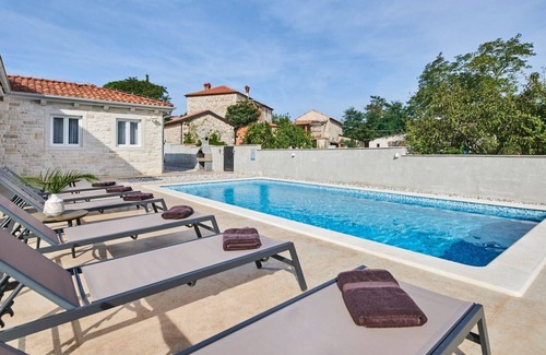 Fiorini Villa | Lovely Villa Leon with a swimming pool