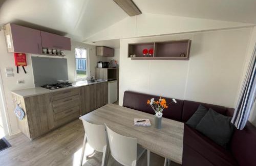 Lauwersoog Resort | Low Budget - Luxe 4 persoons chalet met TV aan het Lauwersmeer