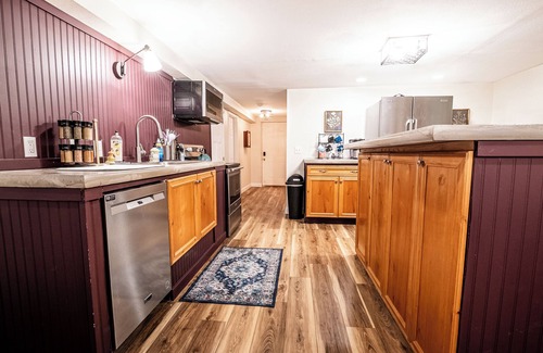 Manhattan House | Lower Anderson Cottage: near airport, golf course, winery, stadium and more!