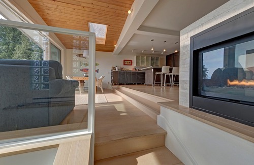 Gibsons House | Lower Gibsons Beachfront Ocean 3 Br Home,- Hot tub, Fire Bowln Walk to Town