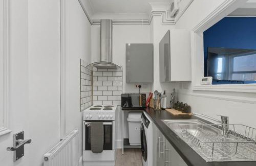 Oulton Broad Apartment | Lowestoft Seaside Escape by Eason Stays, Free Parking next to Sea Front