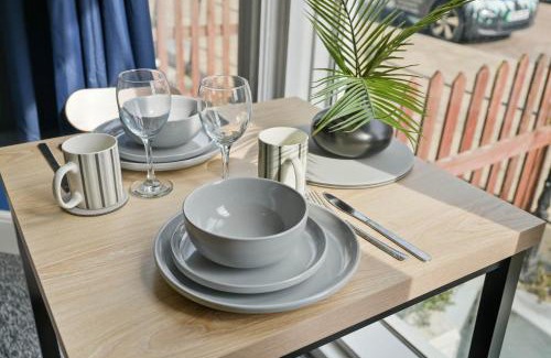 Oulton Broad Apartment | Lowestoft Seaside Escape by Eason Stays, Free Parking next to Sea Front