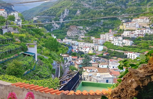 Minori Villa | Lulu's Lemon Grove, vacation among the lemons!