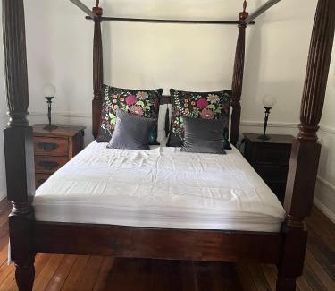 Great Bay House | Lumsden Cottage - Historic Stay in Bruny Island