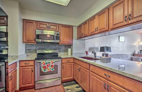 Makaha Condo | Lush Condo w/Community Pool, 1 Mi to Beach!