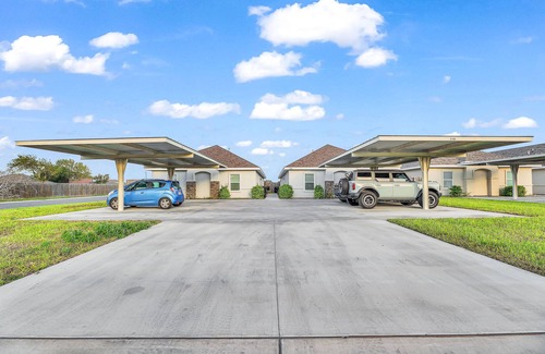 Weslaco Condo | Lux 2-bedroom condo with basics WiFi in charming Weslaco