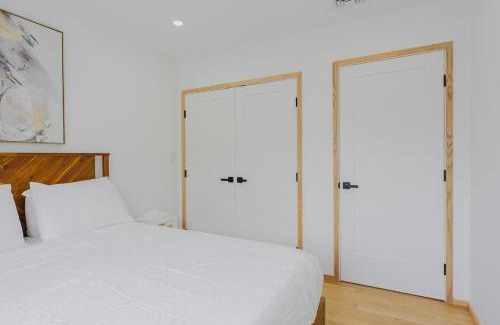 Central-Maverick Square - Paris Street Apartment | Lux 3BD Minutes Walk to Airport