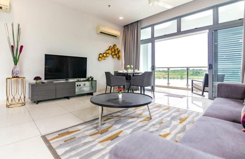 Nusajaya Apartment | Lux 3BR Suite Puteri Harbour Near Legoland & Hello Kitty