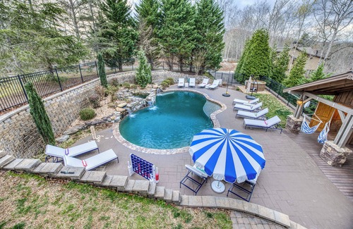 Blue Ridge Cabin | LUX 8 King Mountain Retreat – Sleeps 25, Stunning Views & Exclusive Furnishings!