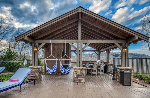 Blue Ridge Cabin | LUX 8 King Mountain Retreat – Sleeps 25, Stunning Views & Exclusive Furnishings!