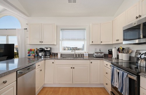 Nags Head House | LUX by the Ocean, Pvt Heated Pool, Hot Tub, Pets Arcade, Bikes, Loaded