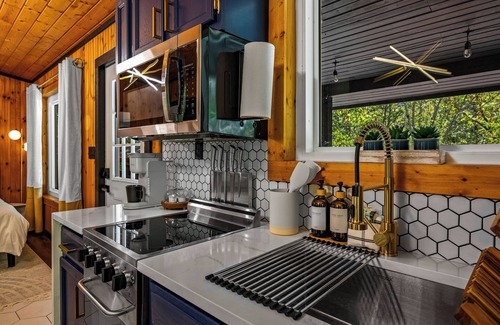 Sevierville Cabin | Lux Couples Getaway! Private Theatre! Hot tub! Fire-pit! SEASONAL SPECIALS!