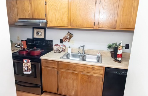Sandy Springs Condo | LUXE 3BR 2BA in Atl's Historic Pill Hill-Swim Pool, Tennis, Duck Pond, Cabanas!