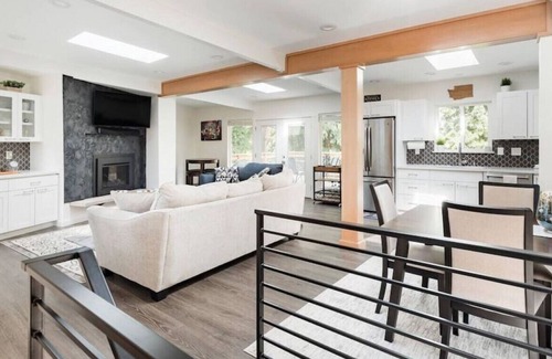 Lake Forest Park House | Luxe 4BR/3Bath Home w/BBQ/Spa Tubs/Wi-Fi/Trails