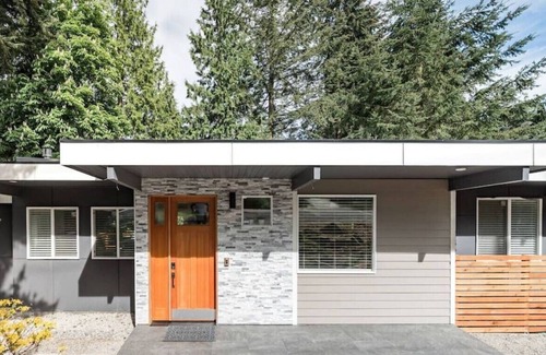 Lake Forest Park House | Luxe 4BR/3Bath Home w/BBQ/Spa Tubs/Wi-Fi/Trails