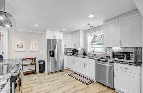 Southwest Raleigh House | Luxe 6-BDRM Ranch Gazebo & Movie Nights